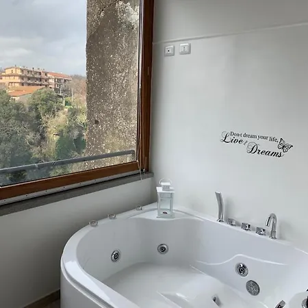 La Casa Nel Borgo Sospeso 