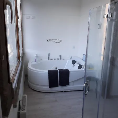 La Casa Nel Borgo Sospeso 