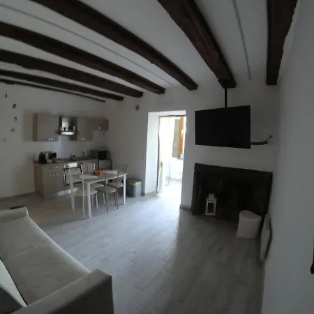 La Casa Nel Borgo Sospeso 