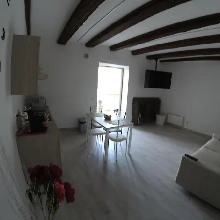 La Casa Nel Borgo Sospeso 