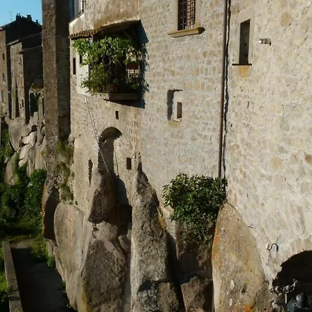 La Casa Nel Borgo Sospeso 