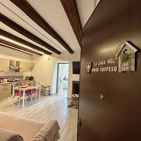 La Casa Nel Borgo Sospeso 